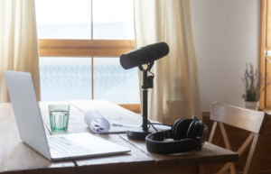 Read more about the article Creating an Ergonomic Podcast Studio for Comfort and Productivity